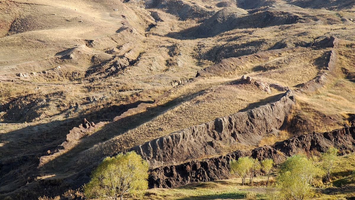 The long, hull-shaped Durupınar formation on a hillside in eastern Türkiye