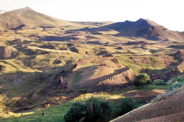 The boat-shaped Durupınar formation seen from the hillside above it